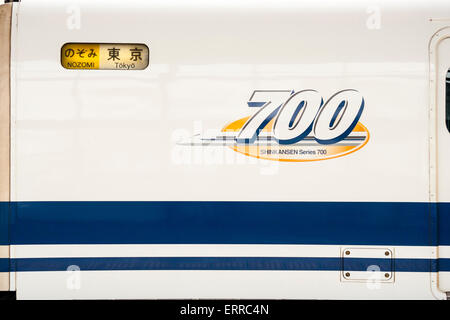 Shinkansen japonais, train à grande vitesse, gros plan du logo de la série N 700 sur le côté du transport avec destination et type de train, Tokyo, Nozomi, Banque D'Images