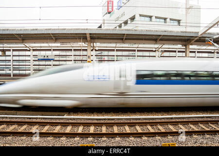 Une série japonaise 500 Shinkansen, train à grande vitesse Nozomi, passant par une gare. La gare est mise au point, le train est soumis à des mouvements flous. Banque D'Images