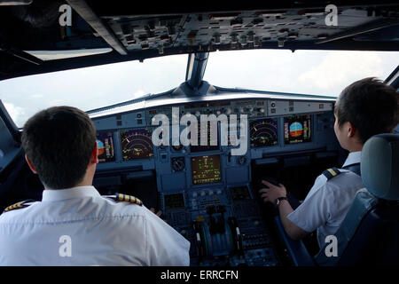 Pilotes dans le cockpit d'un Airbus A319 de la compagnie aérienne nationale Drukair du Royaume du Bhoutan Banque D'Images