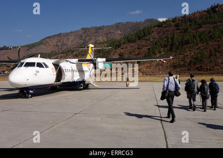 Les passagers montent à bord d'un double turbopropulseur ATR 42 du transporteur national Druk Air du Bhoutan sur la piste de l'aéroport international de la ville de Paro au Bhoutan Banque D'Images