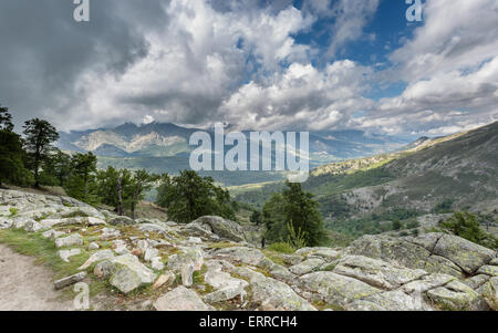 Vue sur montagnes corses du GR20 la voie près de lac de Nino de nuages et de ciel bleu dans la distance Banque D'Images