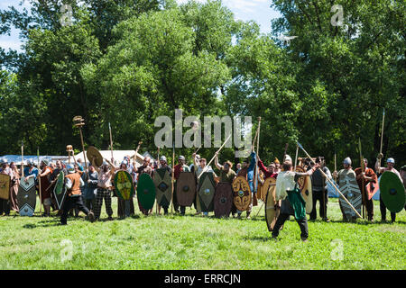 Moscou, Russie, dimanche, Juin 7th, 2015. Festival annuel de fois et les époques ont eu lieu à Moscou les 6 et 7 juin 2015. Le festival a été consacrée à la période de l'antiquité. La Rome antique, la Grèce, la Judée, l'Allemagne, Royaume du Bosphore ainsi que des tribus Scythes celtiques et étaient représentés. Des équipes et des clubs de plusieurs régions et villes de Russie ainsi que de l'Italie, la Grèce, la France, la Roumanie, la Suisse, la Hollande, la Pologne, la Moldavie, la Biélorussie, l'Ukraine a pris part à l'événement. Editorial, d'illustration uniquement. Les Teutons sont invincibles. Crédit : Alex's Pictures/Alamy Live News Banque D'Images