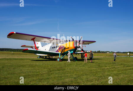 Kiev, Ukraine. 06 Juin, 2015. Un vieux biplan soviétique-2 - Maquette debout sur l'herbe verte dans une journée ensoleillée sur 'aérodrome Tchaïka' (Seagul) à Kiev Crédit : Igor Golovnov/Alamy Live News Banque D'Images