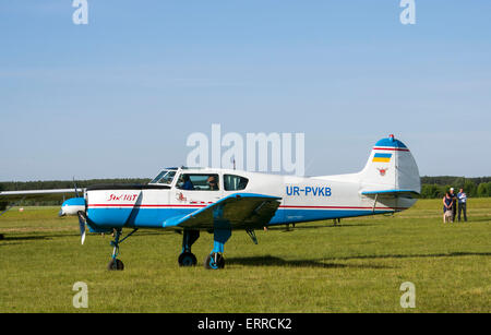 Kiev, Ukraine. 06 Juin, 2015. Ancien régime soviétique des avions IL-18. -- Avion debout sur l'herbe verte dans une journée ensoleillée sur 'aérodrome Tchaïka' (Seagul) à Kiev Crédit : Igor Golovnov/Alamy Live News Banque D'Images