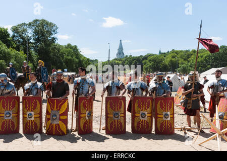 Moscou, Russie, dimanche, Juin 7th, 2015. Festival annuel de fois et les époques ont eu lieu à Moscou les 6 et 7 juin 2015. Le festival a été consacrée à la période de l'antiquité. La Rome antique, la Grèce, la Judée, l'Allemagne, Royaume du Bosphore ainsi que des tribus Scythes celtiques et étaient représentés. Des équipes et des clubs de plusieurs régions et villes de Russie ainsi que de l'Italie, la Grèce, la France, la Roumanie, la Suisse, la Hollande, la Pologne, la Moldavie, la Biélorussie, l'Ukraine a pris part à l'événement. Editorial, d'illustration uniquement. Vainqueurs. Crédit : Alex's Pictures/Alamy Live News Banque D'Images