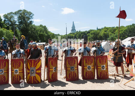 Moscou, Russie, dimanche, Juin 7th, 2015. Festival annuel de fois et les époques ont eu lieu à Moscou les 6 et 7 juin 2015. Le festival a été consacrée à la période de l'antiquité. La Rome antique, la Grèce, la Judée, l'Allemagne, Royaume du Bosphore ainsi que des tribus Scythes celtiques et étaient représentés. Des équipes et des clubs de plusieurs régions et villes de Russie ainsi que de l'Italie, la Grèce, la France, la Roumanie, la Suisse, la Hollande, la Pologne, la Moldavie, la Biélorussie, l'Ukraine a pris part à l'événement. Editorial, d'illustration uniquement. Vainqueurs. Crédit : Alex's Pictures/Alamy Live News Banque D'Images