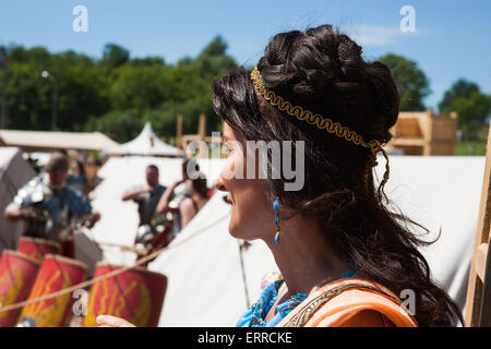 Moscou, Russie, dimanche, Juin 7th, 2015. Festival annuel de fois et les époques ont eu lieu à Moscou les 6 et 7 juin 2015. Le festival a été consacrée à la période de l'antiquité. La Rome antique, la Grèce, la Judée, l'Allemagne, Royaume du Bosphore ainsi que des tribus Scythes celtiques et étaient représentés. Des équipes et des clubs de plusieurs régions et villes de Russie ainsi que de l'Italie, la Grèce, la France, la Roumanie, la Suisse, la Hollande, la Pologne, la Moldavie, la Biélorussie, l'Ukraine a pris part à l'événement. Editorial, d'illustration uniquement. En attente de son héros. Crédit : Alex's Pictures/Alamy Live News Banque D'Images