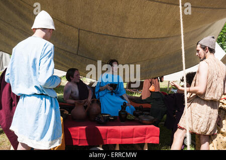 Moscou, Russie, dimanche, Juin 7th, 2015. Festival annuel de fois et les époques ont eu lieu à Moscou les 6 et 7 juin 2015. Le festival a été consacrée à la période de l'antiquité. La Rome antique, la Grèce, la Judée, l'Allemagne, Royaume du Bosphore ainsi que des tribus Scythes celtiques et étaient représentés. Des équipes et des clubs de plusieurs régions et villes de Russie ainsi que de l'Italie, la Grèce, la France, la Roumanie, la Suisse, la Hollande, la Pologne, la Moldavie, la Biélorussie, l'Ukraine a pris part à l'événement. Editorial, d'illustration uniquement. Joyeux grecs dans la polis. Crédit : Alex's Pictures/Alamy Live News Banque D'Images