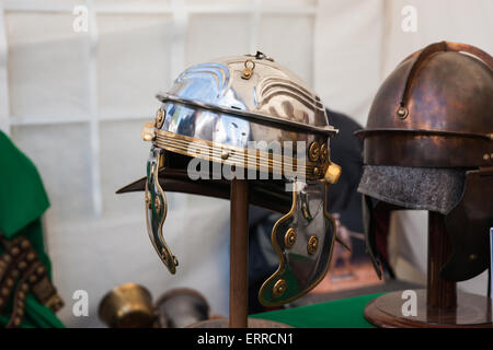 Moscou, Russie, dimanche, Juin 7th, 2015. Festival annuel de fois et les époques ont eu lieu à Moscou les 6 et 7 juin 2015. Le festival a été consacrée à la période de l'antiquité. La Rome antique, la Grèce, la Judée, l'Allemagne, Royaume du Bosphore ainsi que des tribus Scythes celtiques et étaient représentés. Des équipes et des clubs de plusieurs régions et villes de Russie ainsi que de l'Italie, la Grèce, la France, la Roumanie, la Suisse, la Hollande, la Pologne, la Moldavie, la Biélorussie, l'Ukraine a pris part à l'événement. Editorial, d'illustration uniquement. Casque pour la vente. Crédit : Alex's Pictures/Alamy Live News Banque D'Images