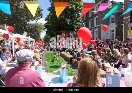 Islington, Londres, 7 juin 2015.Un jour ensoleillé pour le dog show compétition à la grande fête de rue du Midi à Englefield Road. Credit : Banque D'Images