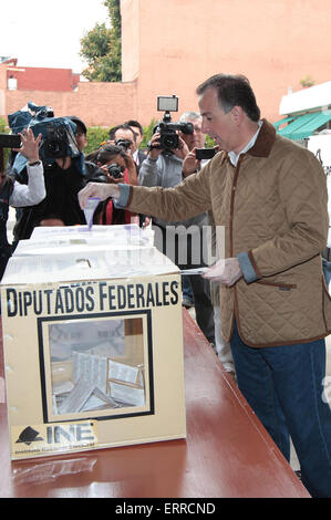 La ville de Mexico, Mexique. 7 juin, 2015. Le secrétaire mexicain des affaires étrangères José Antonio Meade (avant) jette son bulletin de vote lors de l'élections de mi-parcours dans la ville de Mexico, capitale du Mexique, le 7 juin 2015. Conformément à l'Institut électoral national, un total de 83,5 millions de citoyens mexicains pourront voter dimanche dans 148 886 bureaux de vote à travers le pays pour 1 996 postes de fonctionnaires, y compris les 500 sièges de la chambre basse du Congrès et neuf gouverneurs. Credit : Notimex/Xinhua/Alamy Live News Banque D'Images