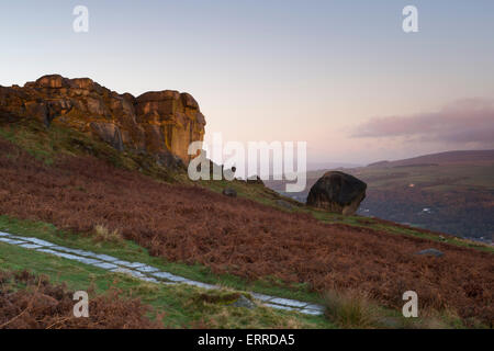 Paysage rural pittoresque de rose et bleu ciel au lever du soleil sur la haute montagne rocky outcrop - Veau Vache et rochers, Ilkley Moor, West Yorkshire, Angleterre, Royaume-Uni. Banque D'Images