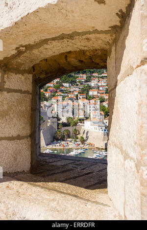 Voir à travers les fenêtres dans l'épaisseur des murs de la ville de Dubrovnik, l'encadrement du port pittoresque et extérieur des bâtiments de la ville Banque D'Images