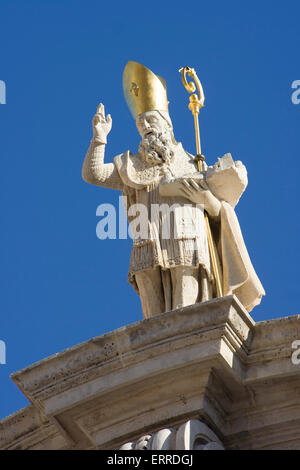 Dans la vieille ville de Dubrovnik, la statue de St Blasius est situé en haut de l'église Saint-blaise, il est une partie importante de leur histoire. Banque D'Images