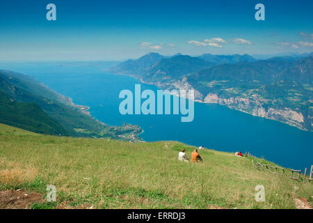 Vue de dessus Malcesine sur la montagne à la recherche sur l'eau tout à fait du Lac de Garde, dans les lacs italiens Banque D'Images