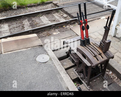 Un ensemble de leviers que points de contrôle à oakworth station sur l'Keighley & Worth Valley Railway. Banque D'Images