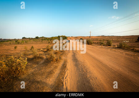 Dirt track à Mui Ne près de dunes de sable blanc, au Vietnam Banque D'Images