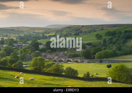 Idylle rurale - soirée d'été ensoleillé, belle vue sur campagne vallonnée, pittoresque village & cricket - Tonbridge, Yorkshire, Angleterre, Royaume-Uni. Banque D'Images