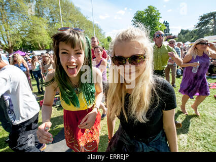 Exeter, Devon, UK. 07Th Juin, 2015. Les jeunes filles de danse à la musique à l'égard d'Exeter 2015 Festival à Belmont Park, à Exeter le 7 juin 2015 à Exeter, Devon, UK Crédit : Clive Chilvers/Alamy Live News Banque D'Images