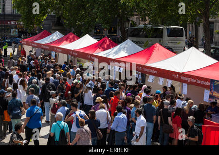 Trafalgar Square, Londres, Royaume-Uni. 7 juin 2015. La foule des visiteurs se rassembler devant les stands de nourriture indonésienne et stands de dégustation à l'Indonésie 'Bonjour' festivités sur Trafalgar Square pour promouvoir la culture indonésienne. Credit : Imageplotter/Alamy Live News Banque D'Images