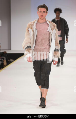 Le 01/06/2015. Londres, Royaume-Uni. Collection par Sam Beeston. Fashion Show de la Manchester School of Art à Graduate Fashion Week 2015. Graduate Fashion Week a lieu du 30 mai au 2 juin 2015 au Old Truman Brewery, Brick Lane. Banque D'Images