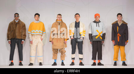 Le 01/06/2015. Londres, Royaume-Uni. Collection par James Gullick. Fashion Show de la Manchester School of Art à Graduate Fashion Week 2015. Graduate Fashion Week a lieu du 30 mai au 2 juin 2015 au Old Truman Brewery, Brick Lane. Banque D'Images