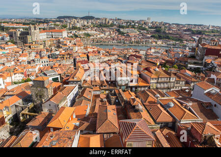 Vue sur les toits de la cathédrale de Porto Banque D'Images