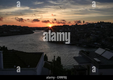 Coucher de soleil sur Porto - river dans la distance de fuite Banque D'Images