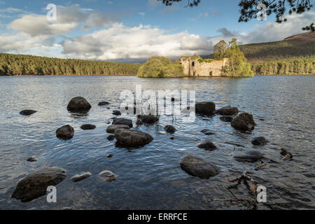 Ruine du château de Loch an Eilein dans le Parc National de Cairngorms de l'Ecosse. Banque D'Images