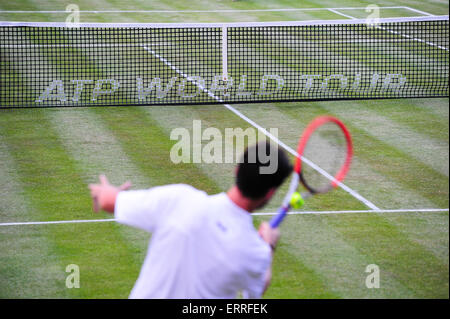 Stuttgart, Allemagne. 7 juin, 2015. Un joueur renvoie la balle au cours d'un match d'exhibition au Mercedes Cup à Stuttgart. Photo : Miroslav Dakov/ Alamy Live News Banque D'Images