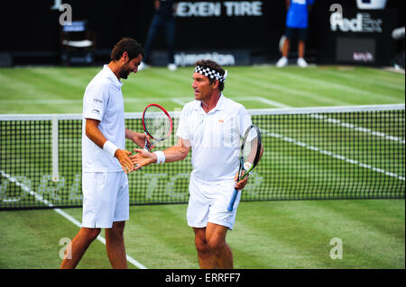 Stuttgart, Allemagne. 7 juin, 2015. Pat Cash (à droite) et Marin Cilic au cours d'un match d'exhibition au Mercedes Cup à Stuttgart. Photo : Miroslav Dakov/ Alamy Live News Banque D'Images