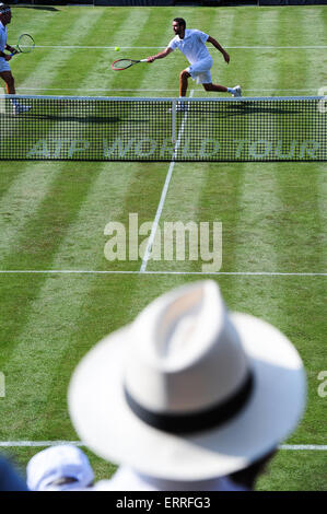 Stuttgart, Allemagne. 7 juin, 2015. Marin Cilic à partir de la Croatie joue une salve sur le net au cours d'un match d'exhibition au Mercedes Cup à Stuttgart. Photo : Miroslav Dakov/ Alamy Live News Banque D'Images