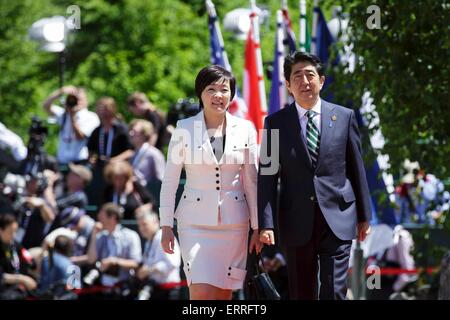 Le Premier ministre japonais Shinzo Abe et son épouse Akie lors de l'arrivée au sommet du G7 pour la cérémonie du 7 juin 2015, réunion au Schloss Elmau, Allemagne. Banque D'Images