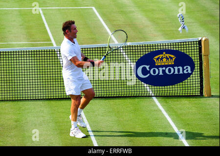 Stuttgart, Allemagne. 7 juin, 2015. Joueur de tennis Australien Pat Cash lance son bandana dans les stands après un match d'exhibition au Mercedes Cup à Stuttgart. Photo : Miroslav Dakov/ Alamy Live News Banque D'Images