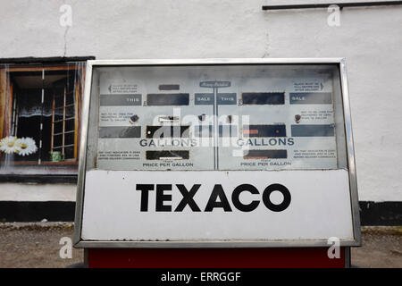 Vieux pompe à essence Texaco désaffectée à l'extérieur d'un village abandonné shop dans l'Irlande rurale Banque D'Images