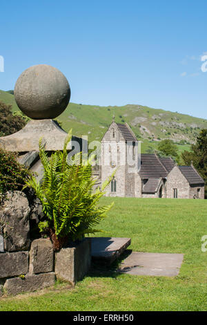 Église de la Sainte Croix, vue depuis le parc de l'Ilam Hall, Ilam village, Staffordshire, Angleterre Peak District Banque D'Images