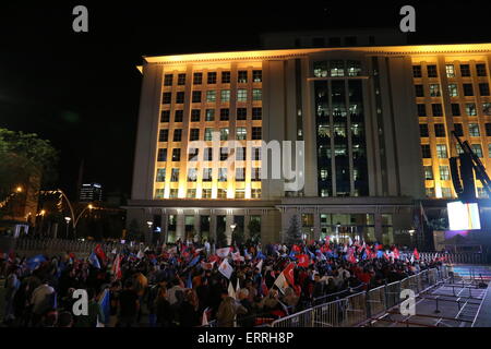 Ankara, Turquie. 7 juin, 2015. Les partisans du parti de la Justice et du développement (AKP) se rassemblent à son siège à Ankara, capitale de la Turquie, le 7 juin 2015. La décision de la Turquie de la Justice et du développement (AKP) a remporté les élections parlementaires pourraient perdre encore de sa majorité comme il l'a reçu beaucoup moins de voix que il y a quatre ans, selon les résultats des sondages préliminaires, chaîne d'information turque NTV a dit le dimanche. © Zou Le/Xinhua/Alamy Live News Banque D'Images