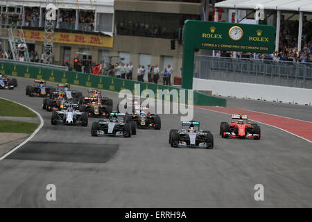 Montréal, Québec, Canada. 07Th Juin, 2015. Grand Prix de F1 du Canada. Lewis Hamilton mène le début de la Montréal Grand Pix de pole position © Plus Sport Action/Alamy Live News Banque D'Images