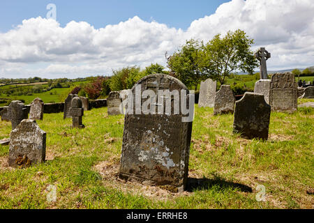 18ème siècle orné de pierres tombales dans tydavnet cimetière vieux comté de Monaghan en république d'Irlande Banque D'Images