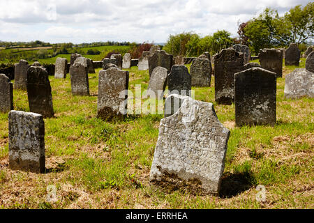 17e et 18e siècle en pierres tombales tydavnet cimetière vieux comté de Monaghan en république d'Irlande Banque D'Images