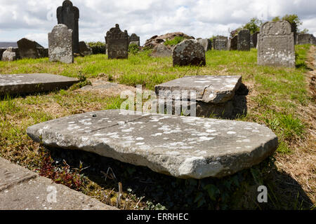 17e et 18e siècle tombes et pierres tombales dans tydavnet cimetière vieux comté de Monaghan en république d'Irlande Banque D'Images