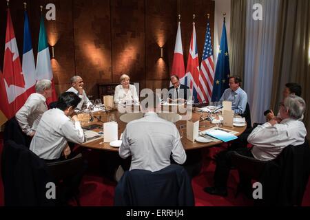 Les dirigeants se réunissent au cours d'un dîner de travail à la réunion au sommet du G7 le 7 juin 2015 à Schloss Elmau, Allemagne. Assis (de gauche à droite) : le premier ministre canadien Stephen Harper, le président des États-Unis, Barack Obama, la chancelière allemande Angela Merkel, le Président français François Hollande, le Premier ministre britannique, David Cameron, Premier Ministre Italien Matteo Renzi, le président de la Commission européenne, Jean-Claude Juncker, président du Conseil européen, Donald Tusk, et le Premier ministre japonais Shinzo Abe. Banque D'Images