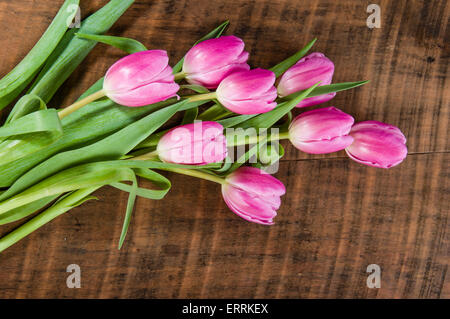 De Lot de tulipes roses sur une table en bois Banque D'Images