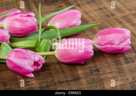 De Lot de tulipes roses sur une table en bois Banque D'Images