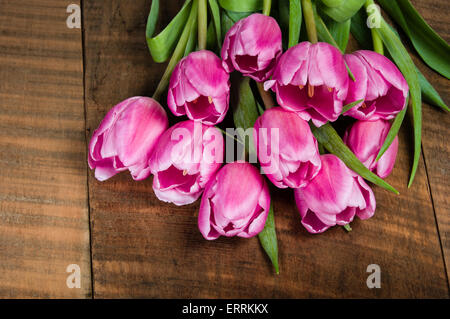 De Lot de tulipes roses sur une table en bois Banque D'Images