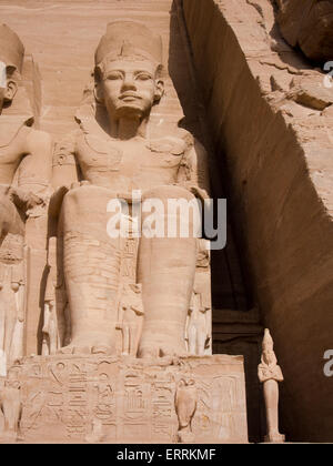 L'une des quatre statues colossales de 20 mètres le pharaon Ramsès II à l'extérieur du Grand Temple à Abou Simbel, Nubie, Egypte Banque D'Images