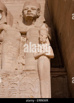 L'une des statues en plus les jambes du colosse de Ramsès II à Abou Simbel, illustrant son épouse Nefetari et ses six filles Banque D'Images