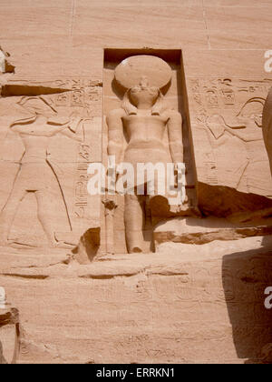 Statue du dieu faucon Horus avec un disque solaire sur sa tête au Temple de Ramsès II, Abou Simbel, Egypte Banque D'Images