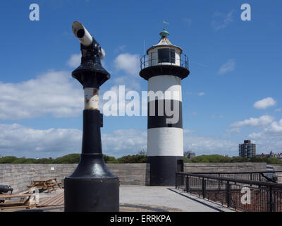 Un télescope en noir et blanc et noir et blanc phare à Château de Southsea, Portsmouth, Angleterre Banque D'Images