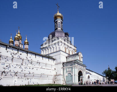 10 juin 1989 - Punta del Este, l'oblast de Moscou, Russie - La Porte Sainte, la porte principale de l'ancien monastère de la Trinité de Saint Serge. Derrière elle sont les tours à bulbe de la passerelle Église de St Jean le Baptiste. La Laure de la Trinité (monastère) de Saint Serge est le plus important monastère-forteresse russe et le centre spirituel de l'Eglise orthodoxe russe. Fondée au xive siècle par saint Serge de Radonezh, l'un des plus de l'Église fortement vénéré les saints, c'est 70 km (44 mi.) au nord-est de Moscou. Site du patrimoine mondial de l'UNESCO c'est visité par plusieurs milliers de pèlerins et de touri Banque D'Images